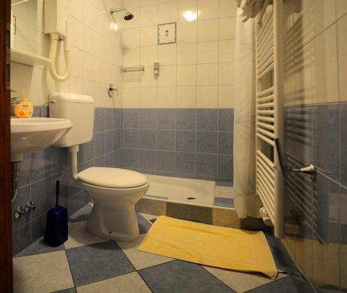 克拉尼维亚维克住宿加早餐旅馆的浴室配有卫生间、盥洗盆和浴缸。
