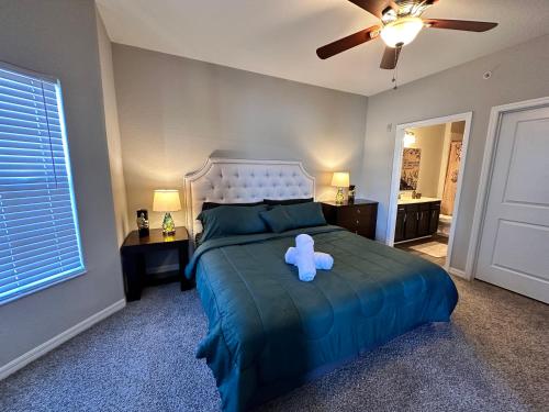 奥兰多Harry Potter Themed Luxury Apartment 3bd 2bth - Universal Studios的卧室床上的泰迪熊