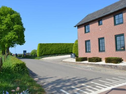 KlimmenAttractive Farmhouse in South Limburg with Terrace的砖砌建筑旁边的一条空街道