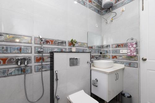 德拉敦The Chirpy Bungalow By LUHO Leisure的带淋浴、卫生间和盥洗盆的浴室