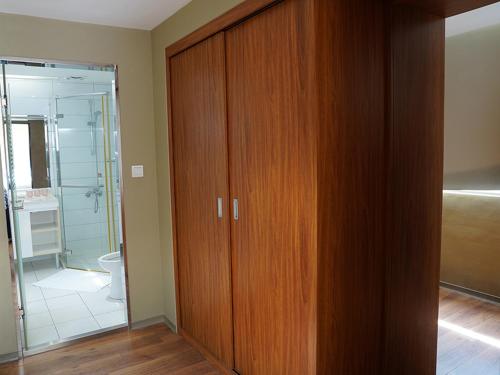 高雄River inn Zili的一间带大型木制橱柜和卫生间的浴室