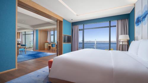 大理大理洱海天域英迪格酒店的卧室设有一张白色大床和大窗户