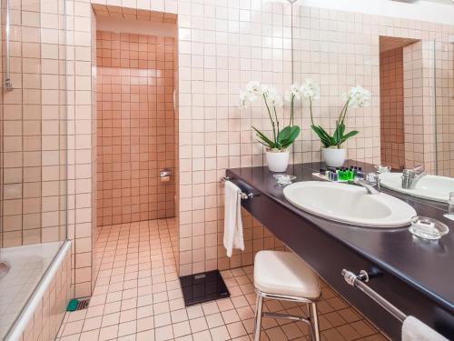 卢加诺Park Hotel Principe - Ticino Hotels Group的浴室配有盥洗盆、卫生间和浴缸。