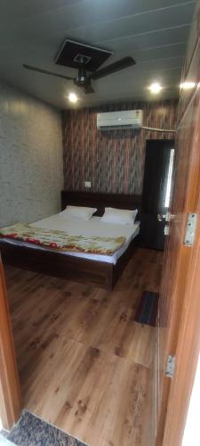 戈勒克布尔Ayodhya Vatika的一间卧室设有一张床和天花板