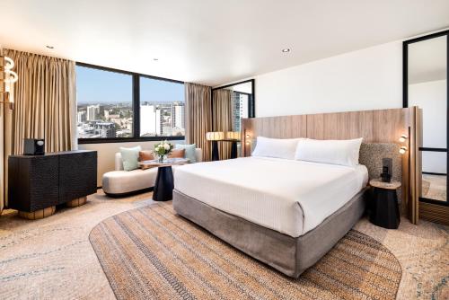 珀斯珀斯泛太平洋酒店的酒店客房,配有床和沙发