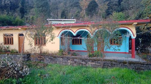 MunsyariComet Himalayan Paradise Homestay, Munsiyari的蓝色和黄色的房子