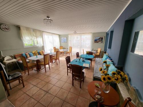 卡梅纳维洛拉PANTHEON HOLIDAY INN的用餐室配有桌椅和沙发