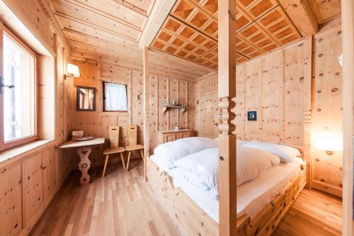 雷西亚Chalet am Reschensee的小木屋内一间卧室,配有一张床
