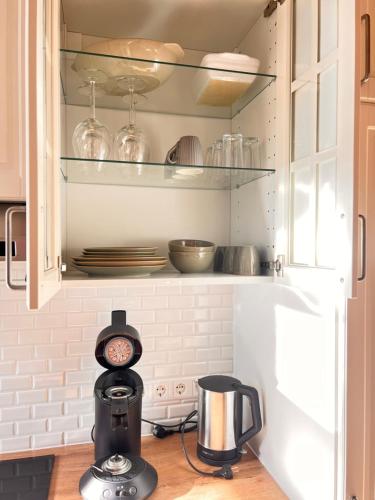 多斯滕Dachgeschoss-Maisonette-Apartment mit Klimaanlage的台面上带搅拌机的厨房台面