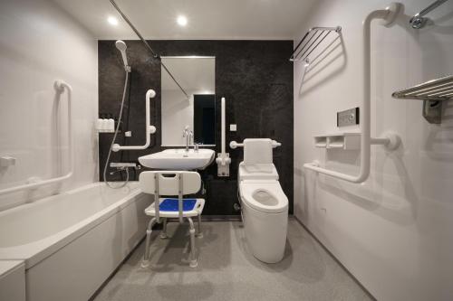 东京东京普乐美雅凯宾总统酒店的白色的浴室设有水槽和卫生间。