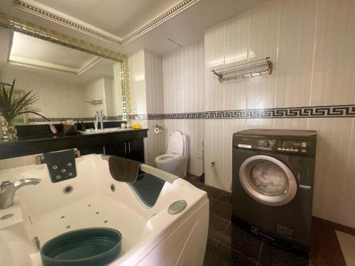 乔木提恩海滩OceanView Relaxing Suite & Yahaha的一间带水槽和洗衣机的浴室