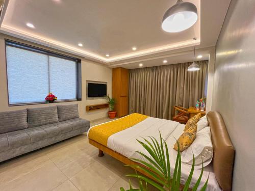 孟买帕克莱恩酒店的一间卧室配有一张床和一张沙发