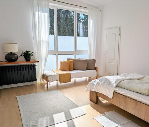 科沃布热格Muelle的一间卧室配有一张床、一张沙发和一个窗口