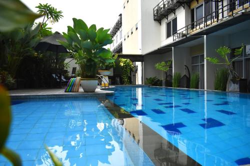 日惹Abadi Hotel Malioboro Yogyakarta by Tritama Hospitality的大楼前的游泳池