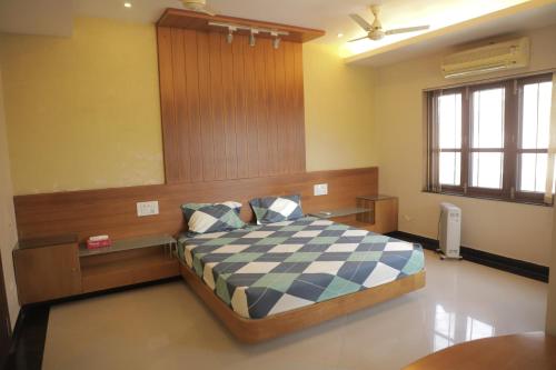 乌代浦Authentique Home Abode - 3 Bedroom & Living的一间卧室配有一张带 ⁇ 合床的单人床。