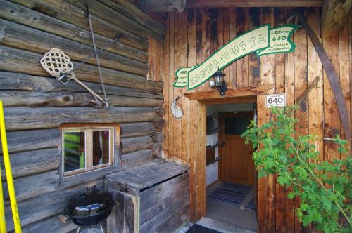 希帕赫Sepplhütte的小木屋的门上标有标志