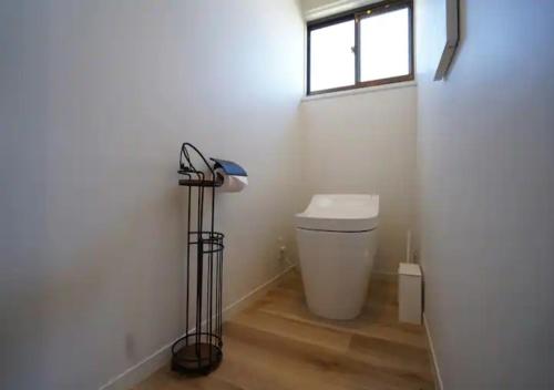 甲州Kajitsuno mieru yado - Vacation STAY 06979v的带窗户的客房内设有带卫生间的浴室