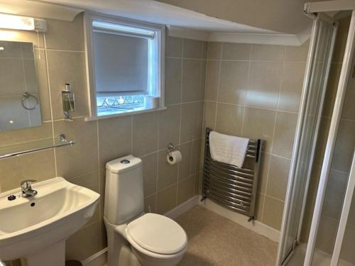拉特沃思Chequers Country Inn的浴室配有白色卫生间和盥洗盆。