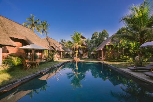 Bangli巴厘岛乌玛传统生态旅馆的别墅前的游泳池