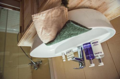 洛弗myLofou的浴室设有水槽、牙刷和毛巾