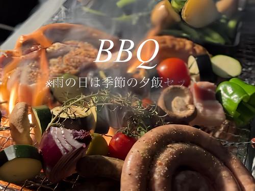 雾岛市chichinpuipui house的烤架上一束蔬菜,上面有“bbq”字样