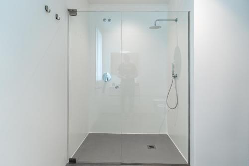 贝拉里亚-伊贾马里纳Amare Suite & Apartments的带淋浴的浴室和玻璃门