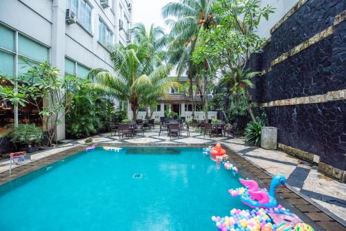 茂物茂物米拉酒店的酒店设有一个游泳池,里面配有充气玩具