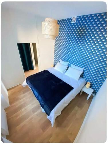 昂热L'écrin的一间卧室配有一张蓝色墙壁的床