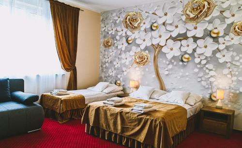桑多梅日Rezydencja Królewska的酒店客房设有两张床,墙上有一棵树。