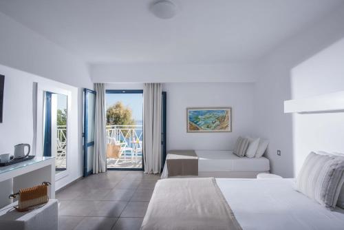 阿齐亚佩拉加半岛Spa度假村的白色卧室配有床和沙发