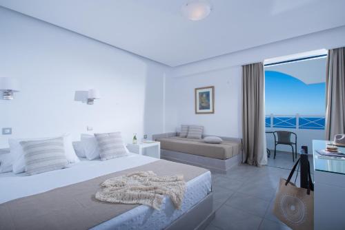 阿齐亚佩拉加半岛Spa度假村的白色卧室配有床和沙发