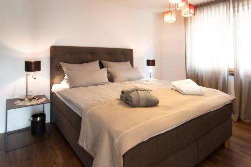 林道Ferien-Lodge Lindau - Private Sauna & nah am See的一间卧室配有一张大床,上面装有袋子