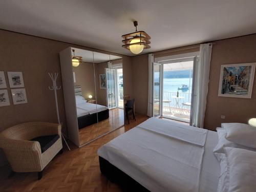 茨雷斯Apartman Solis的一间卧室配有一张床,享有海景