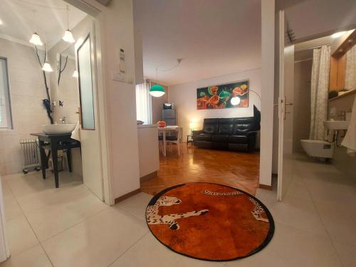 茨雷斯Apartman Solis的一间客厅,地板上铺有地毯