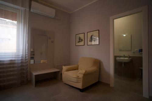 巴勒莫Donna Franca Rooms and Suite的一间带椅子和水槽的浴室