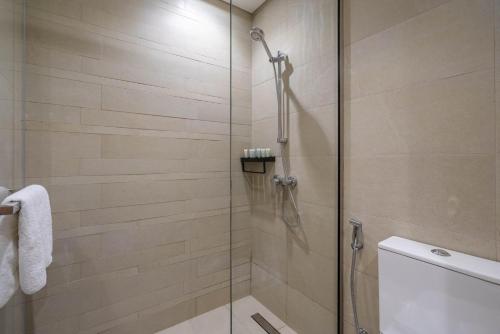迪拜GuestReady - Urban Retreat in Downtown的浴室里设有玻璃门淋浴