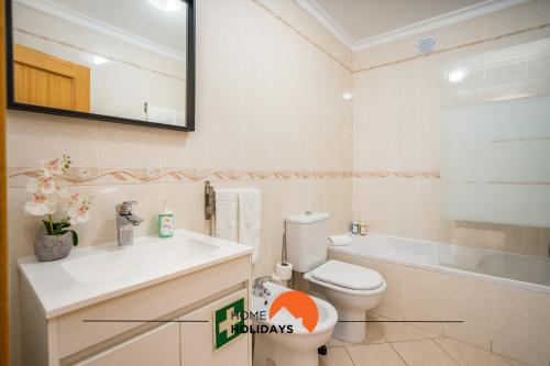 阿尔布费拉#001 Cosy flat in Old Town near beach的浴室配有盥洗盆、卫生间和浴缸。