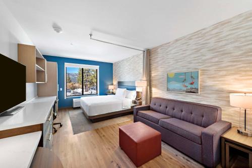 大熊湖Home2 Suites By Hilton Big Bear Lake的客厅配有沙发和1张床