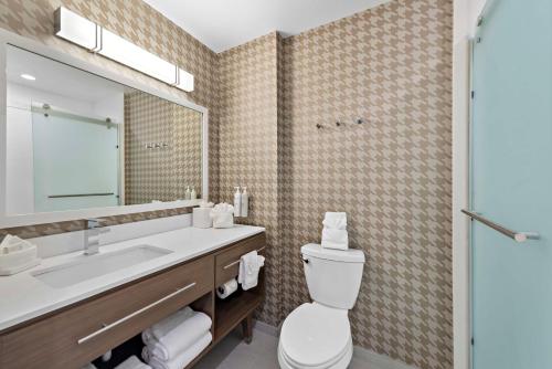 大熊湖Home2 Suites By Hilton Big Bear Lake的一间带水槽、卫生间和镜子的浴室