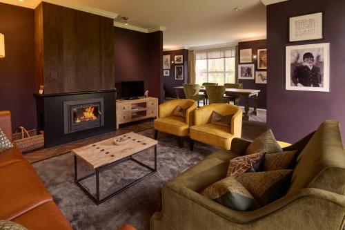 拉斯罗普兰德果霍特韦酒店的客厅设有两张沙发和一个壁炉