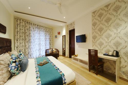 卢迪亚纳Sonam Plaza的一间卧室配有一张床和一张书桌