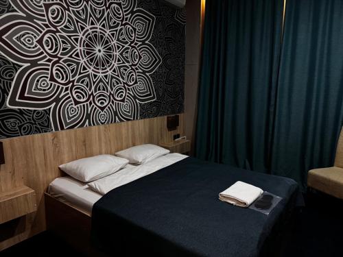 AksayAltyn Shatyr Hotel and Restaurant的一间卧室配有一张床,上面有两条毛巾