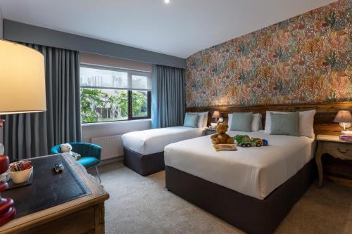 德罗赫达格兰赛德酒店的酒店客房配有两张床和一张书桌