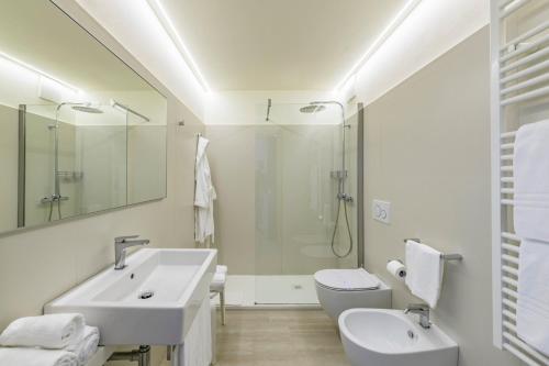 利尼亚诺萨比亚多罗Hotel Golf Inn的白色的浴室设有水槽和卫生间。