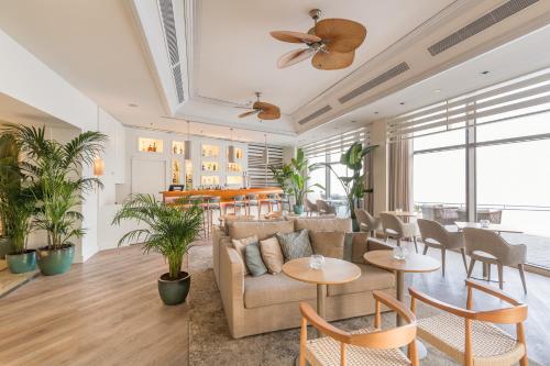 塞辛布拉Sesimbra Oceanfront Hotel的客厅配有沙发和桌椅