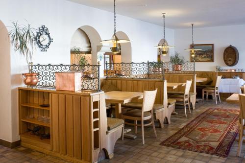 比维奥珀斯特酒店的用餐室配有木桌和椅子