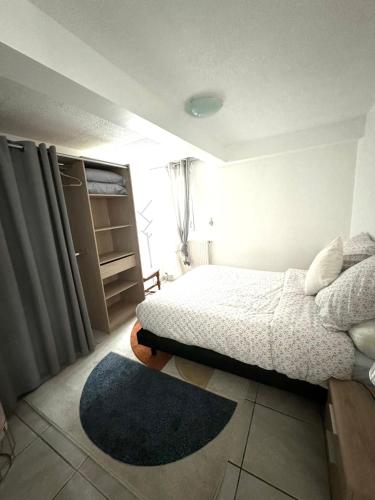 尚贝里T2 La roseraie的一间卧室设有一张床和一个窗口