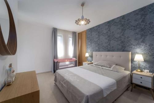 索佐波尔Villa 44 SozopoliS的一间卧室设有一张大床和一个窗户。