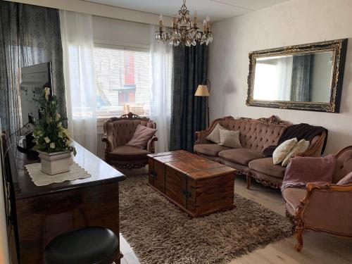 图尔库2 bedroom apartment, Turku的带沙发、桌子和镜子的客厅