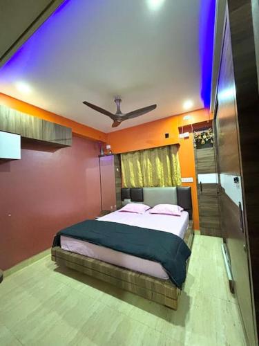 古瓦哈提Pansy B&B的一间卧室,卧室内配有一张大床